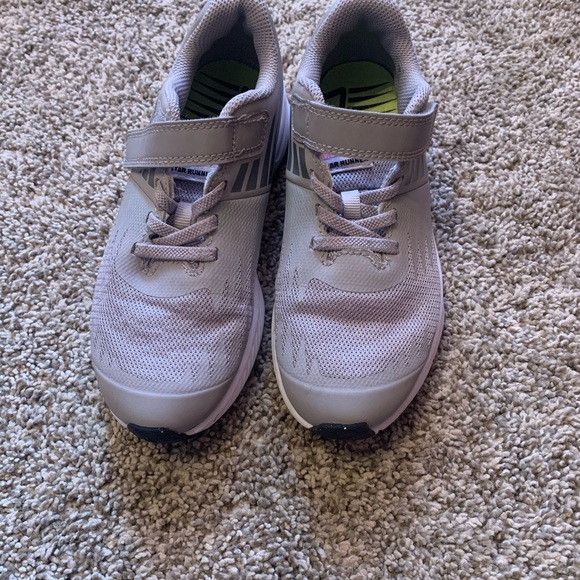 LNWOT Youth Girl Nike Shoes size 1 - Picture 1 of 2